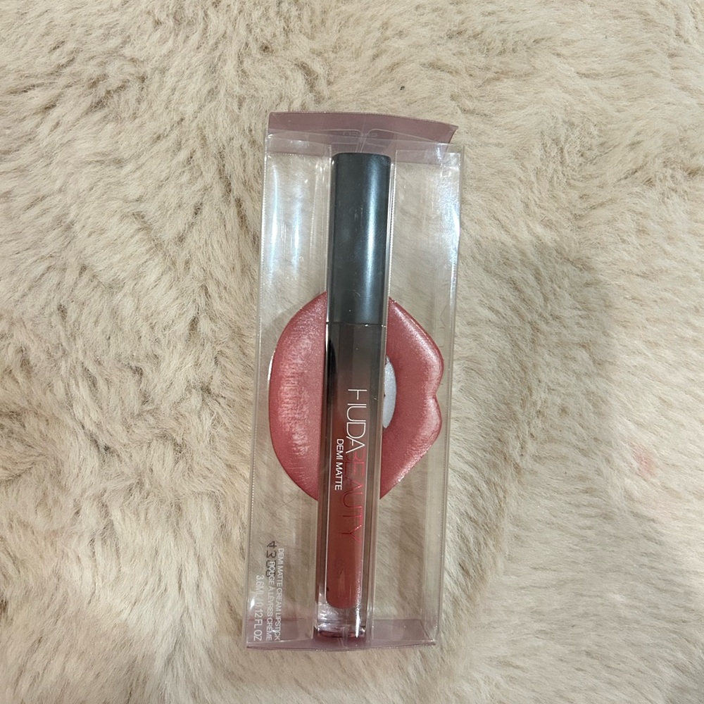 Huda Beauty Liquid Matte Lipstick - shade SheEO